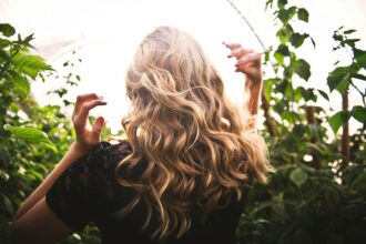 Produits naturels pour entretenir des boucles fragiles et sublimer la fibre capillaire