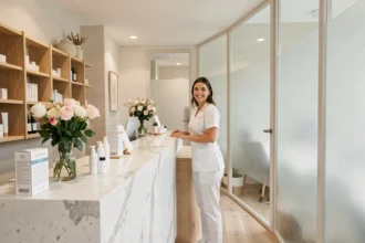 Intérieur accueillant d'un institut de beauté en Ille-et-Vilaine avec une esthéticienne souriante à la réception