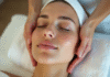 Femme recevant un massage facial au spa visage éclatant